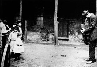 Lewis Hine photographing slum children